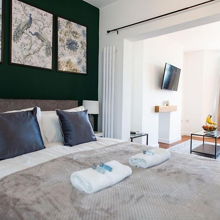 Studio Apartment With 65" Smart Tv Newport  Ngoại thất bức ảnh