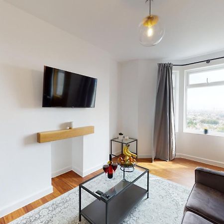 Studio Apartment With 65" Smart Tv Newport  Ngoại thất bức ảnh