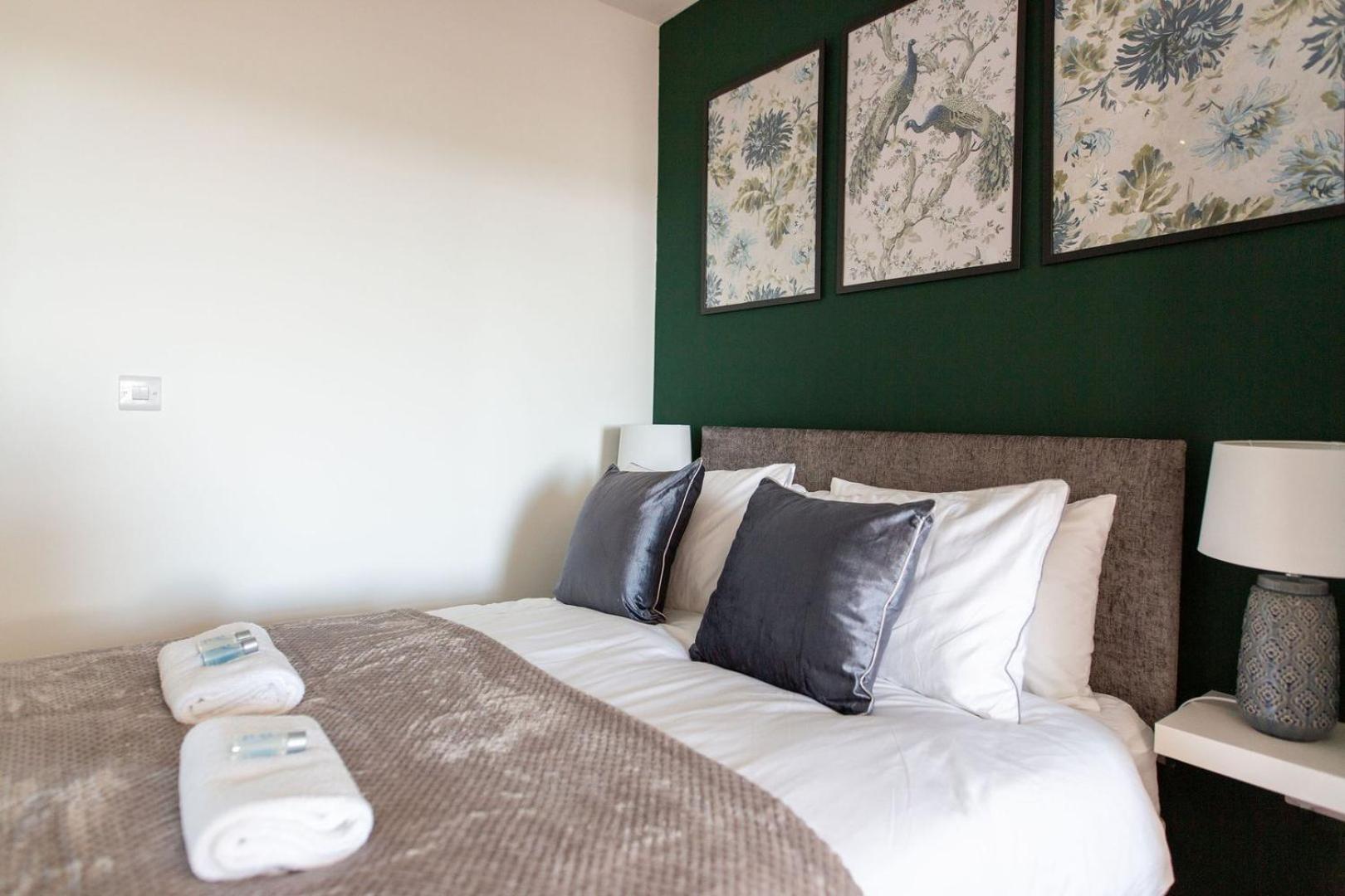 Studio Apartment With 65" Smart Tv Newport  Ngoại thất bức ảnh