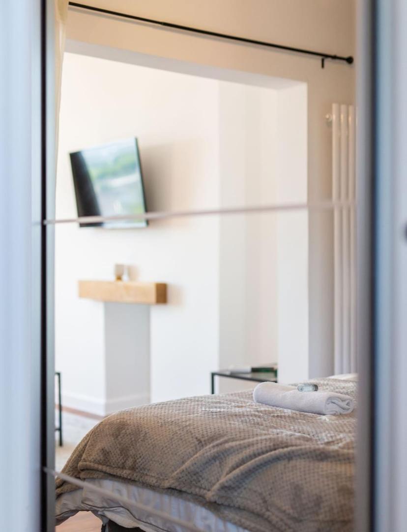 Studio Apartment With 65" Smart Tv Newport  Ngoại thất bức ảnh