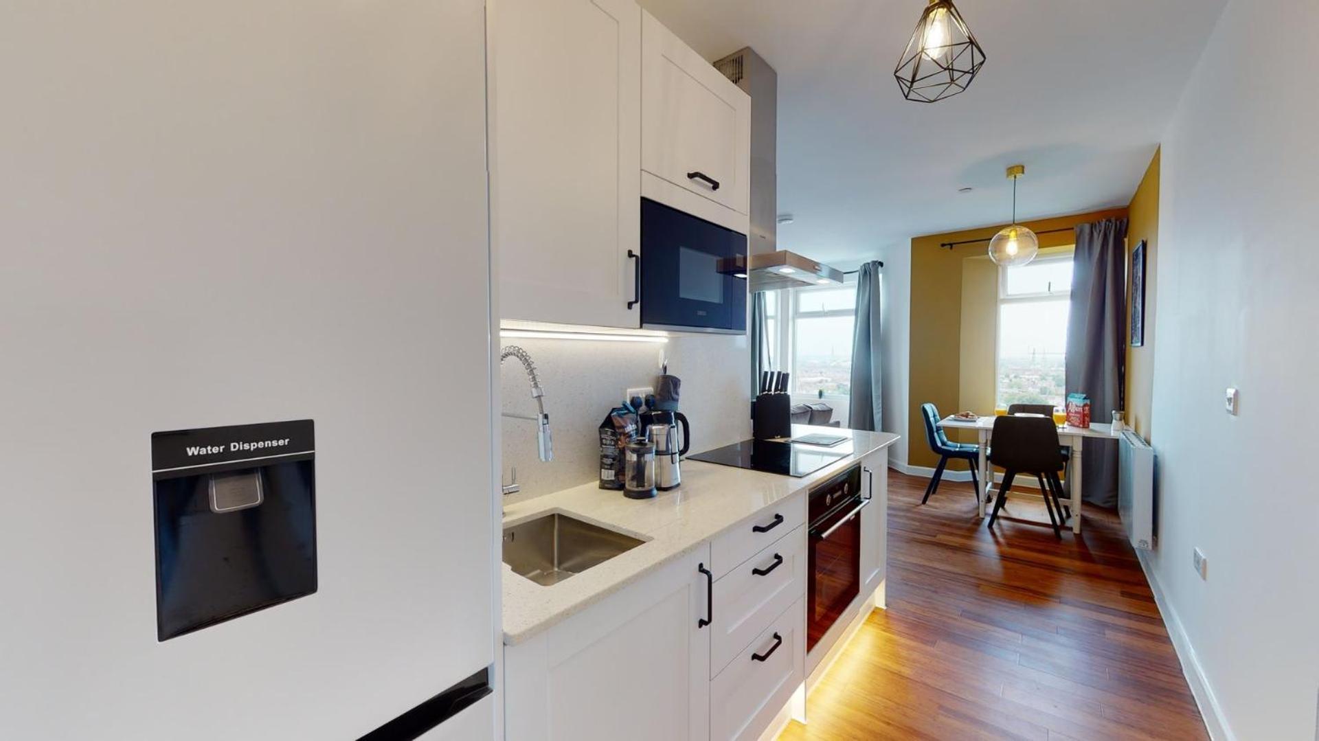 Studio Apartment With 65" Smart Tv Newport  Ngoại thất bức ảnh