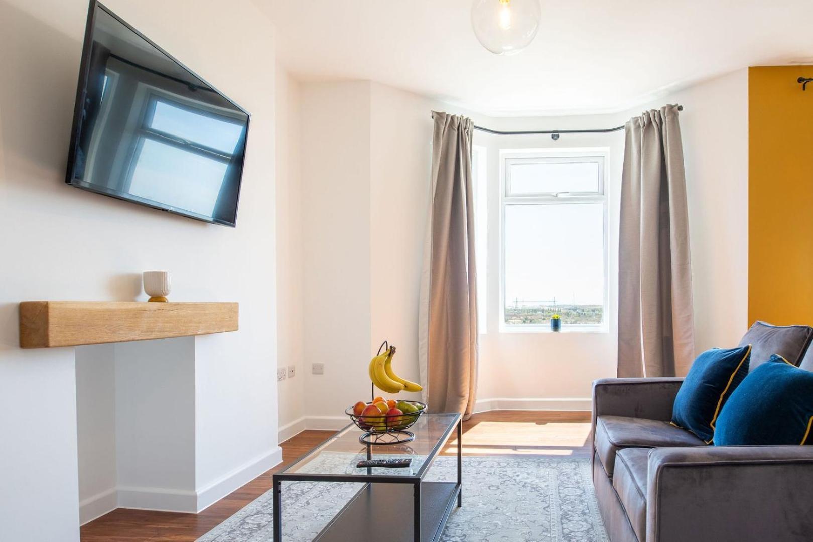 Studio Apartment With 65" Smart Tv Newport  Ngoại thất bức ảnh