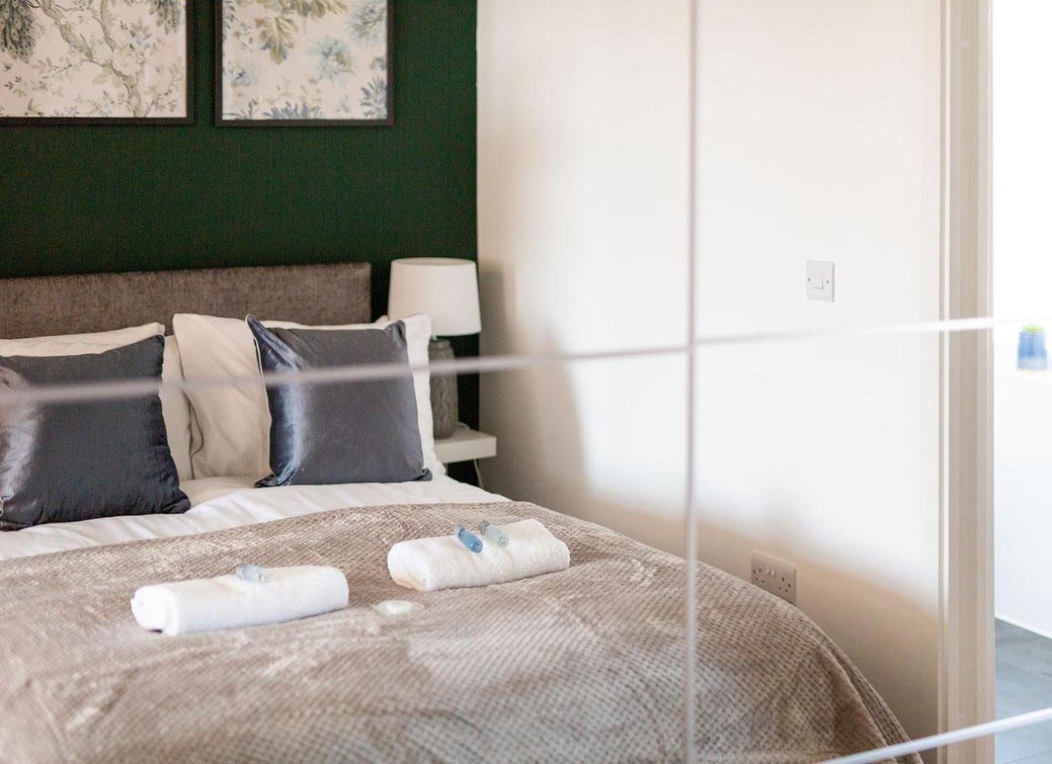 Studio Apartment With 65" Smart Tv Newport  Ngoại thất bức ảnh