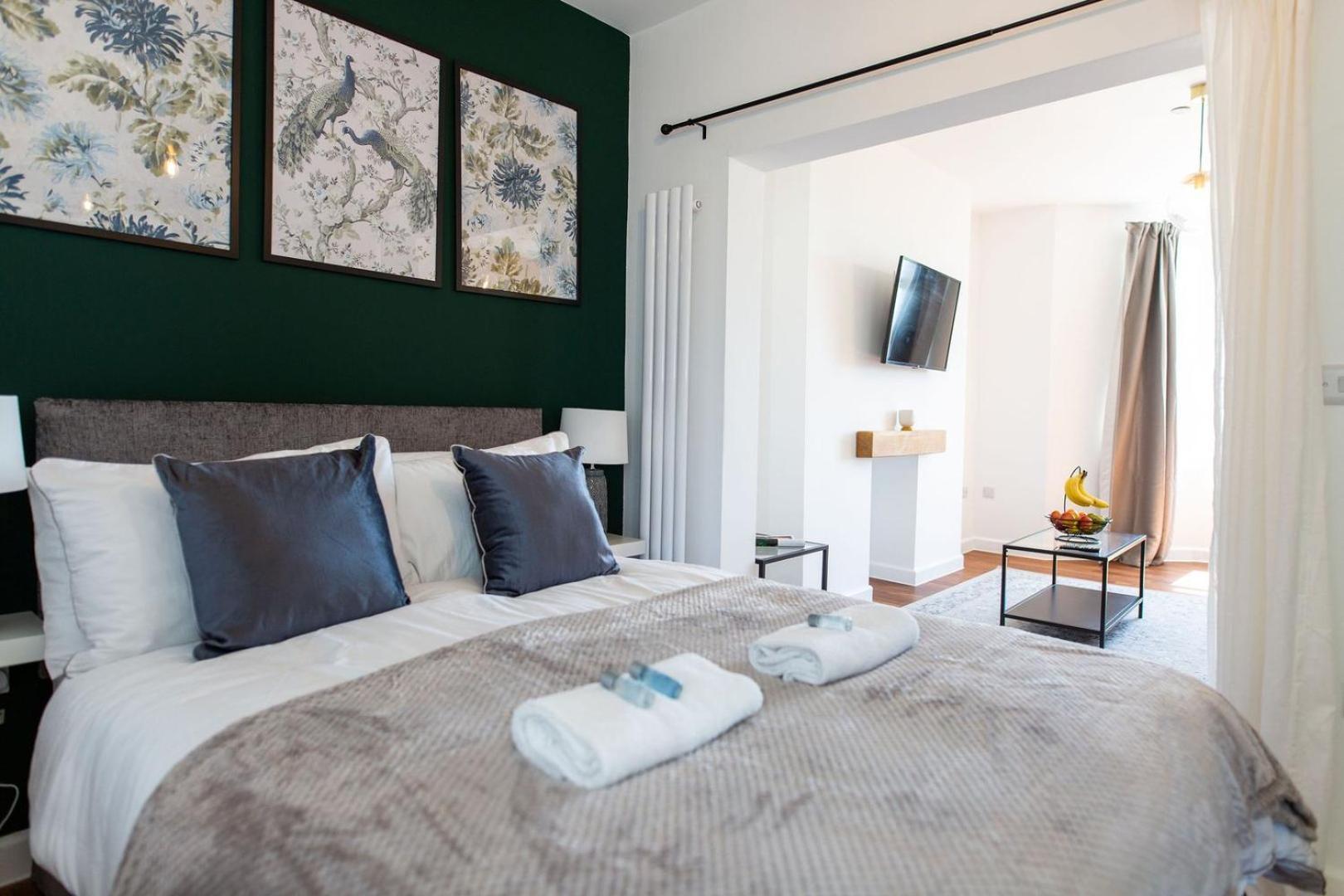 Studio Apartment With 65" Smart Tv Newport  Ngoại thất bức ảnh