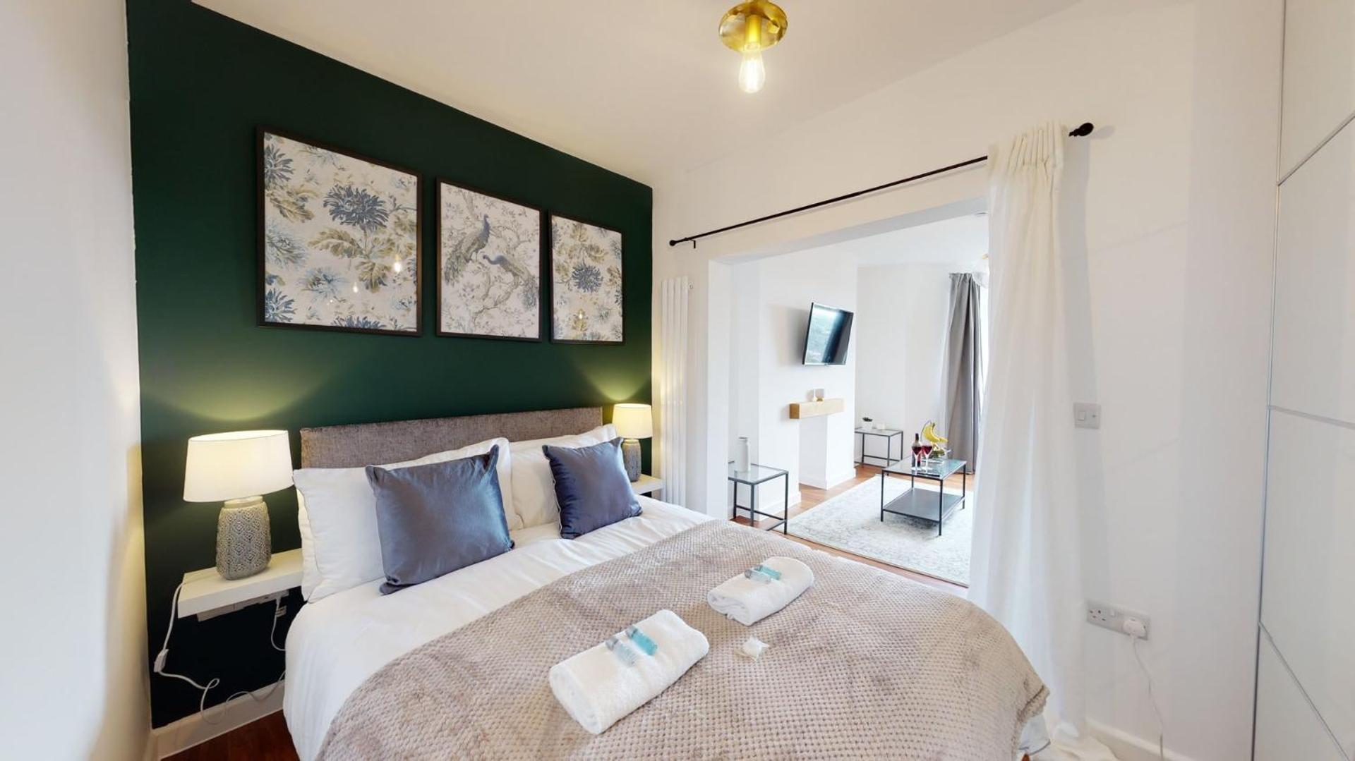 Studio Apartment With 65" Smart Tv Newport  Ngoại thất bức ảnh
