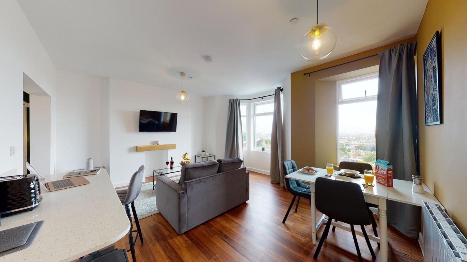 Studio Apartment With 65" Smart Tv Newport  Ngoại thất bức ảnh
