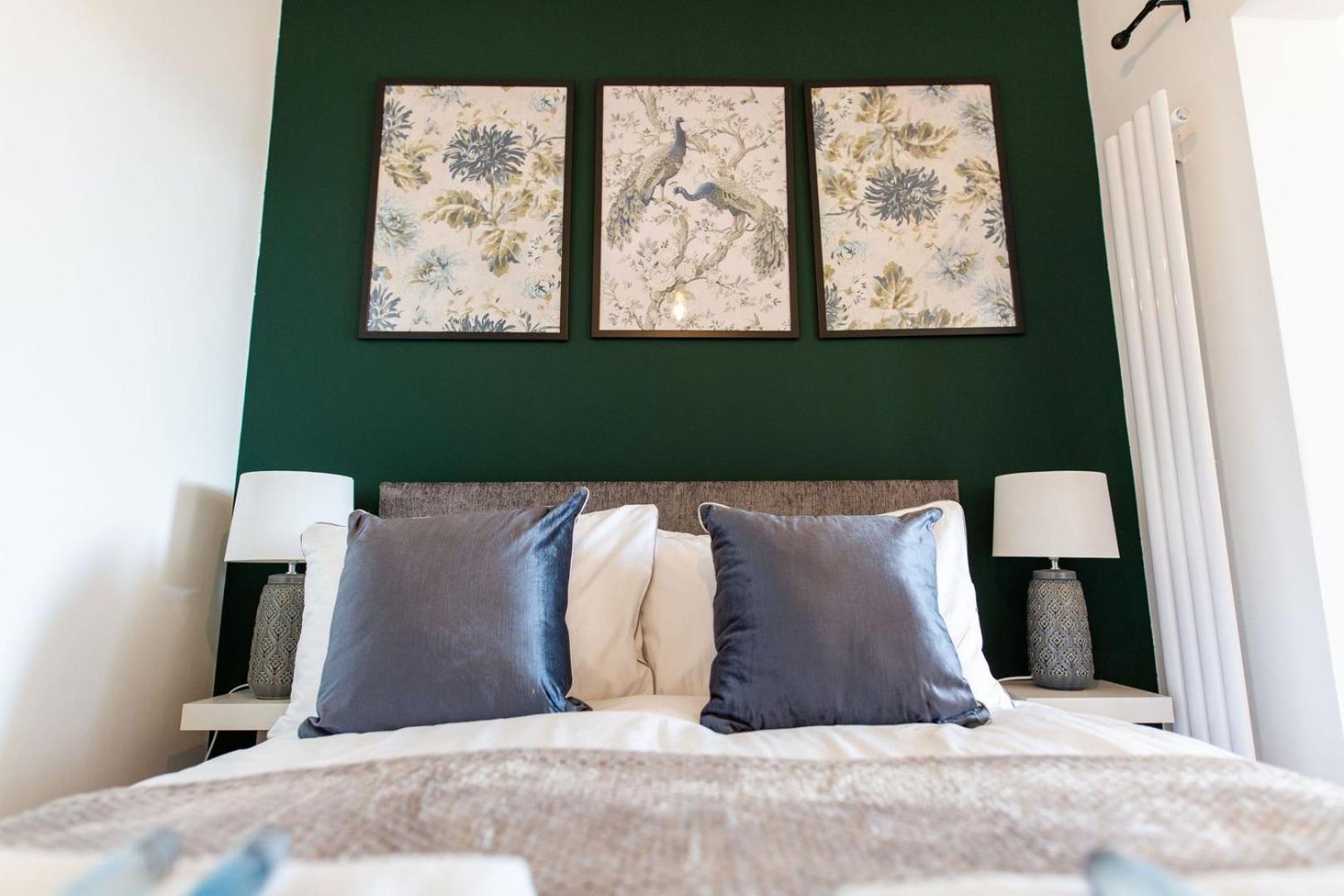 Studio Apartment With 65" Smart Tv Newport  Ngoại thất bức ảnh