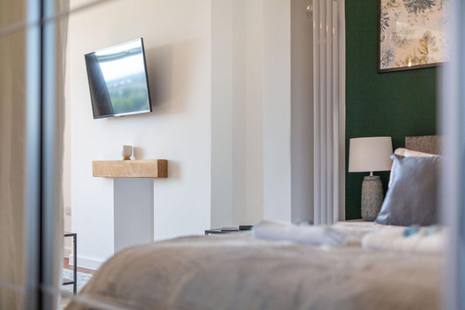 Studio Apartment With 65" Smart Tv Newport  Ngoại thất bức ảnh