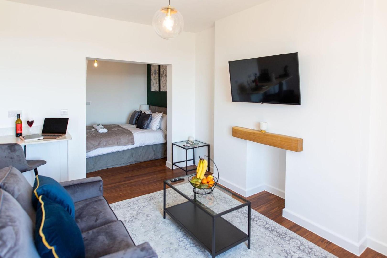 Studio Apartment With 65" Smart Tv Newport  Ngoại thất bức ảnh