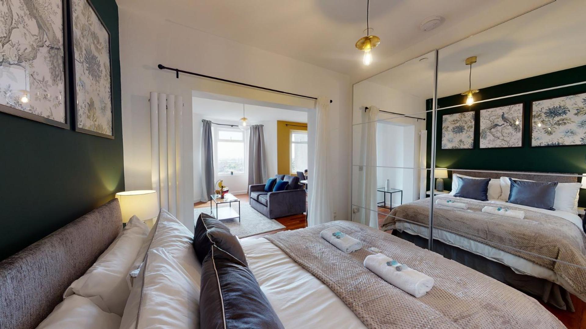 Studio Apartment With 65" Smart Tv Newport  Ngoại thất bức ảnh