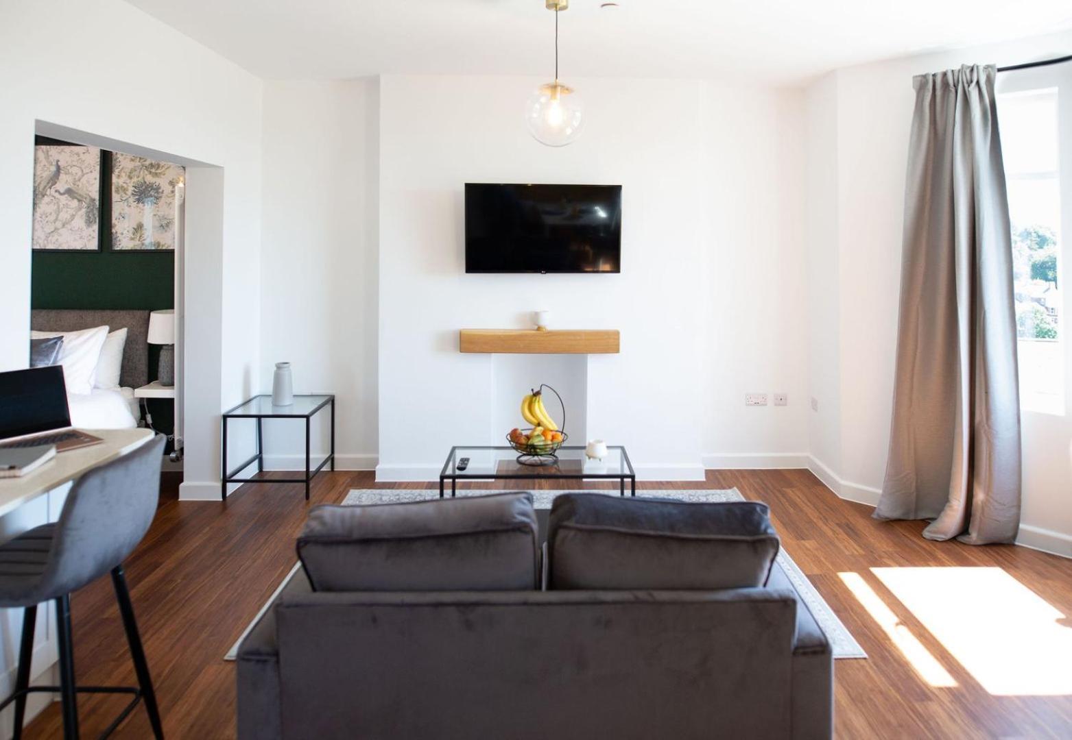 Studio Apartment With 65" Smart Tv Newport  Ngoại thất bức ảnh