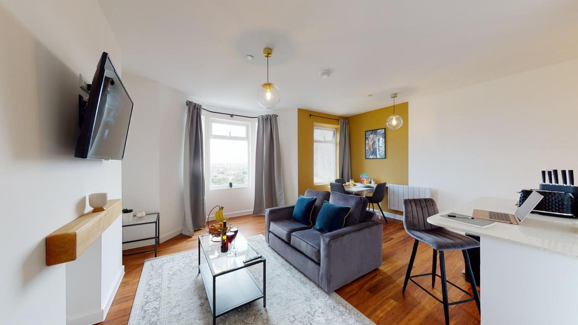 Studio Apartment With 65" Smart Tv Newport  Ngoại thất bức ảnh