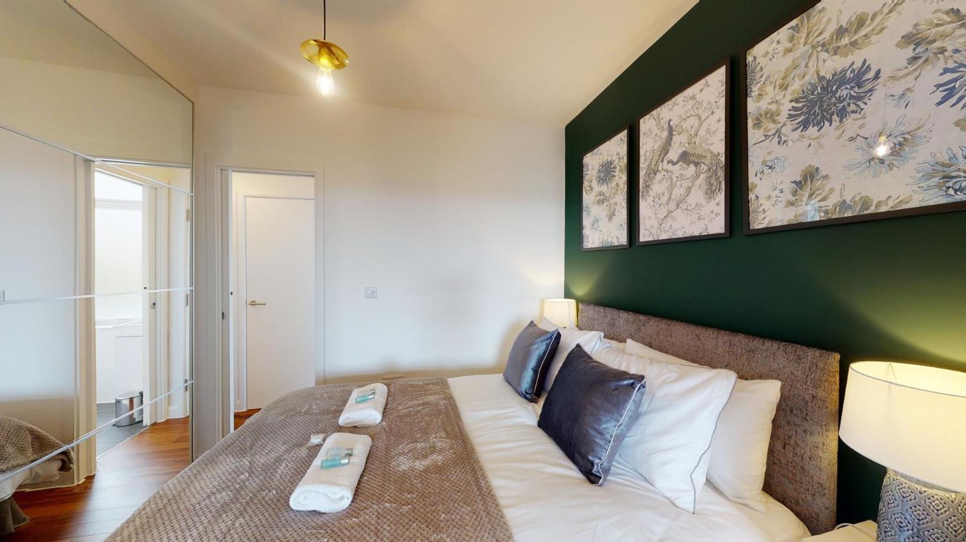 Studio Apartment With 65" Smart Tv Newport  Ngoại thất bức ảnh