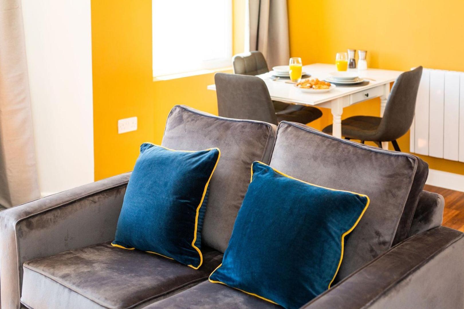 Studio Apartment With 65" Smart Tv Newport  Ngoại thất bức ảnh