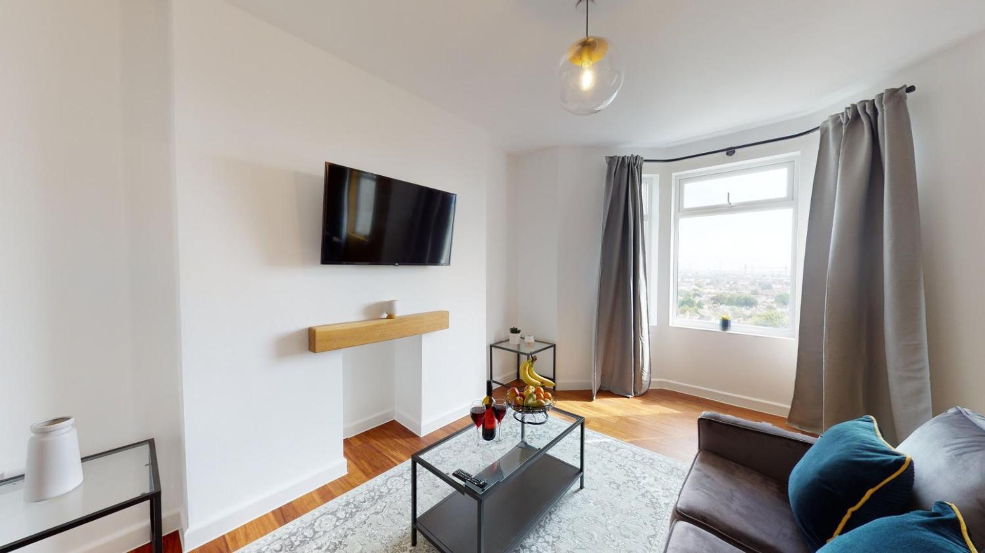 Studio Apartment With 65" Smart Tv Newport  Ngoại thất bức ảnh