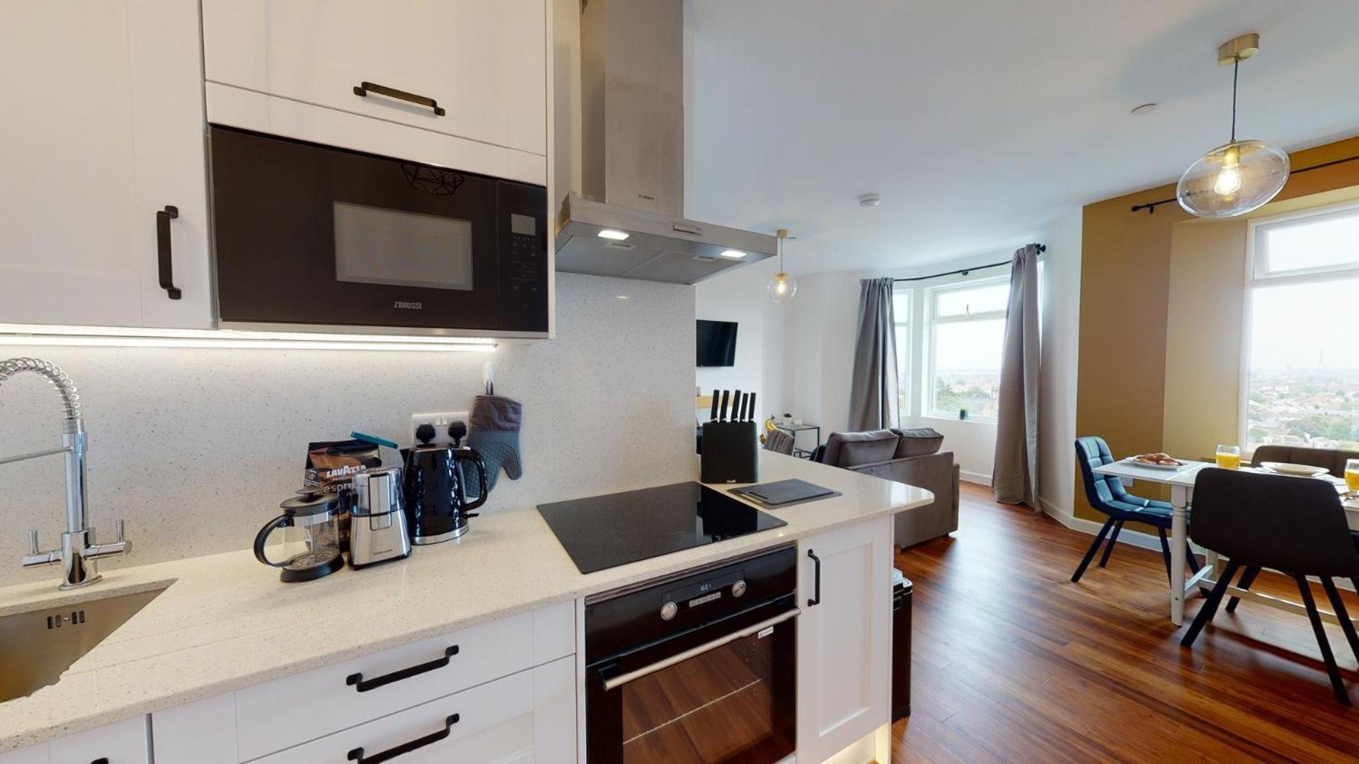 Studio Apartment With 65" Smart Tv Newport  Ngoại thất bức ảnh