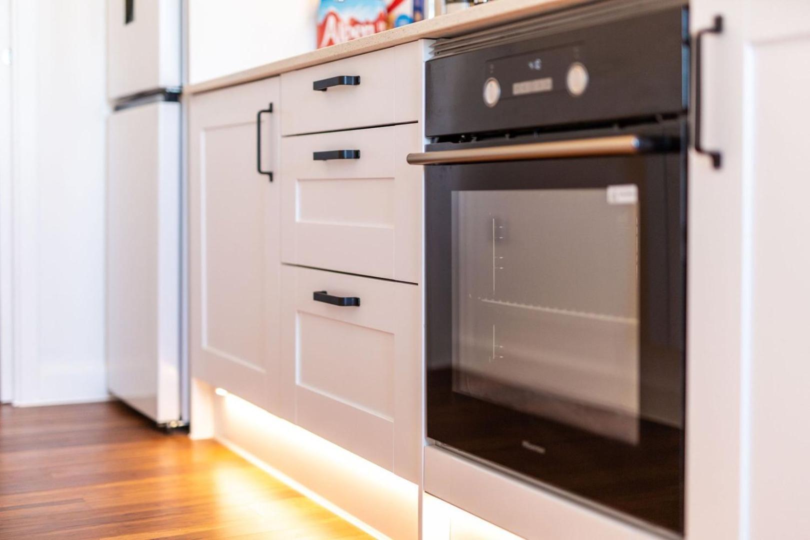 Studio Apartment With 65" Smart Tv Newport  Ngoại thất bức ảnh