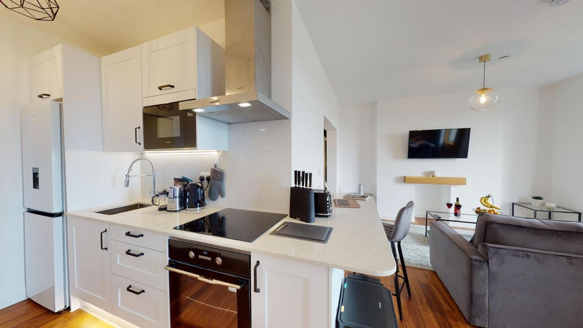 Studio Apartment With 65" Smart Tv Newport  Ngoại thất bức ảnh