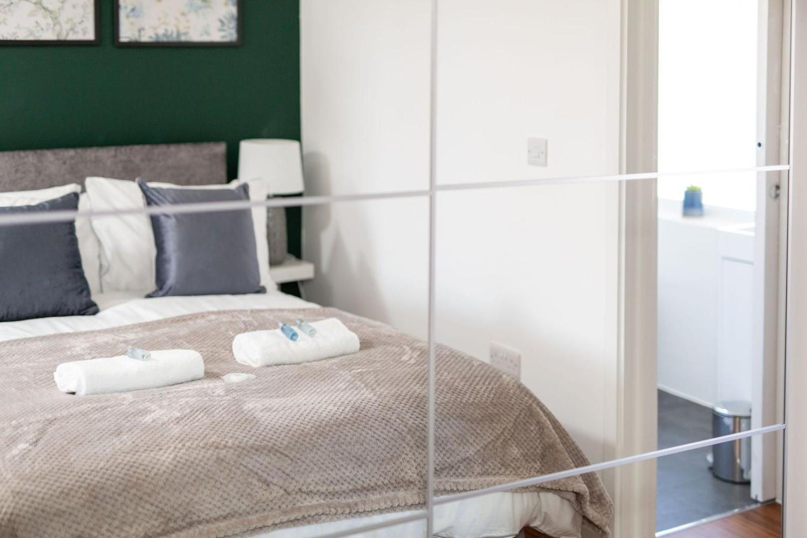 Studio Apartment With 65" Smart Tv Newport  Ngoại thất bức ảnh