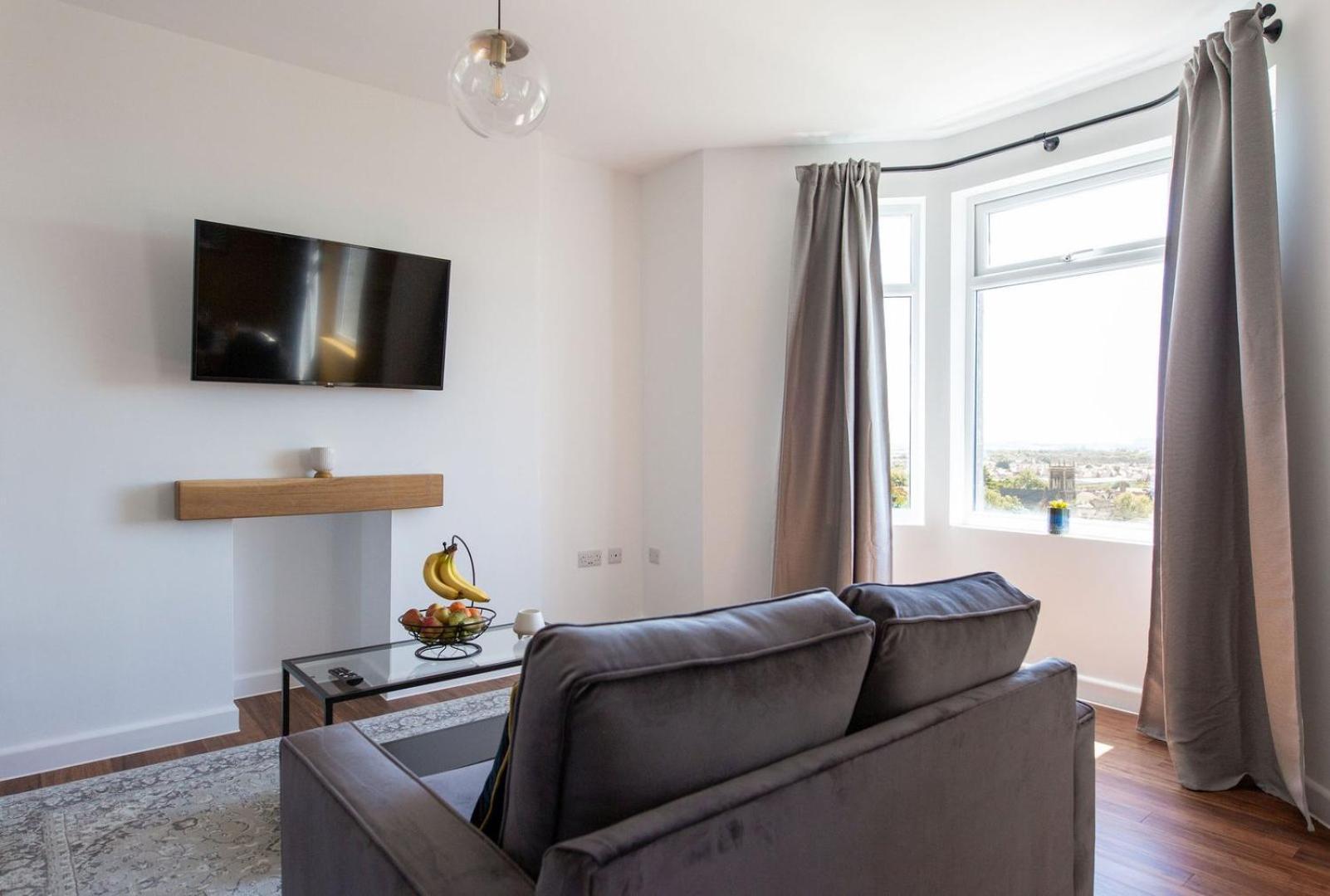 Studio Apartment With 65" Smart Tv Newport  Ngoại thất bức ảnh