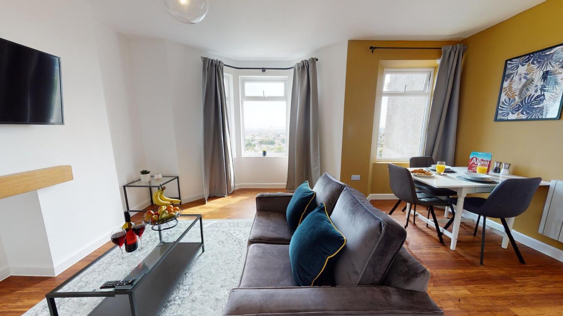 Studio Apartment With 65" Smart Tv Newport  Ngoại thất bức ảnh