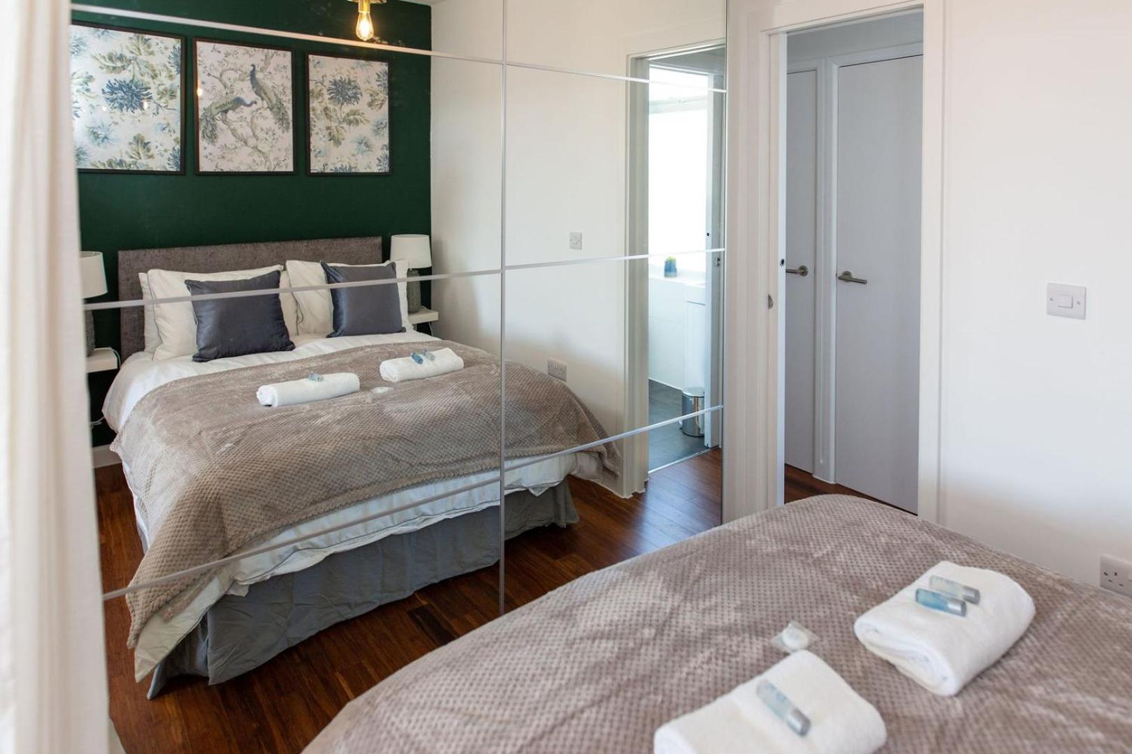 Studio Apartment With 65" Smart Tv Newport  Ngoại thất bức ảnh