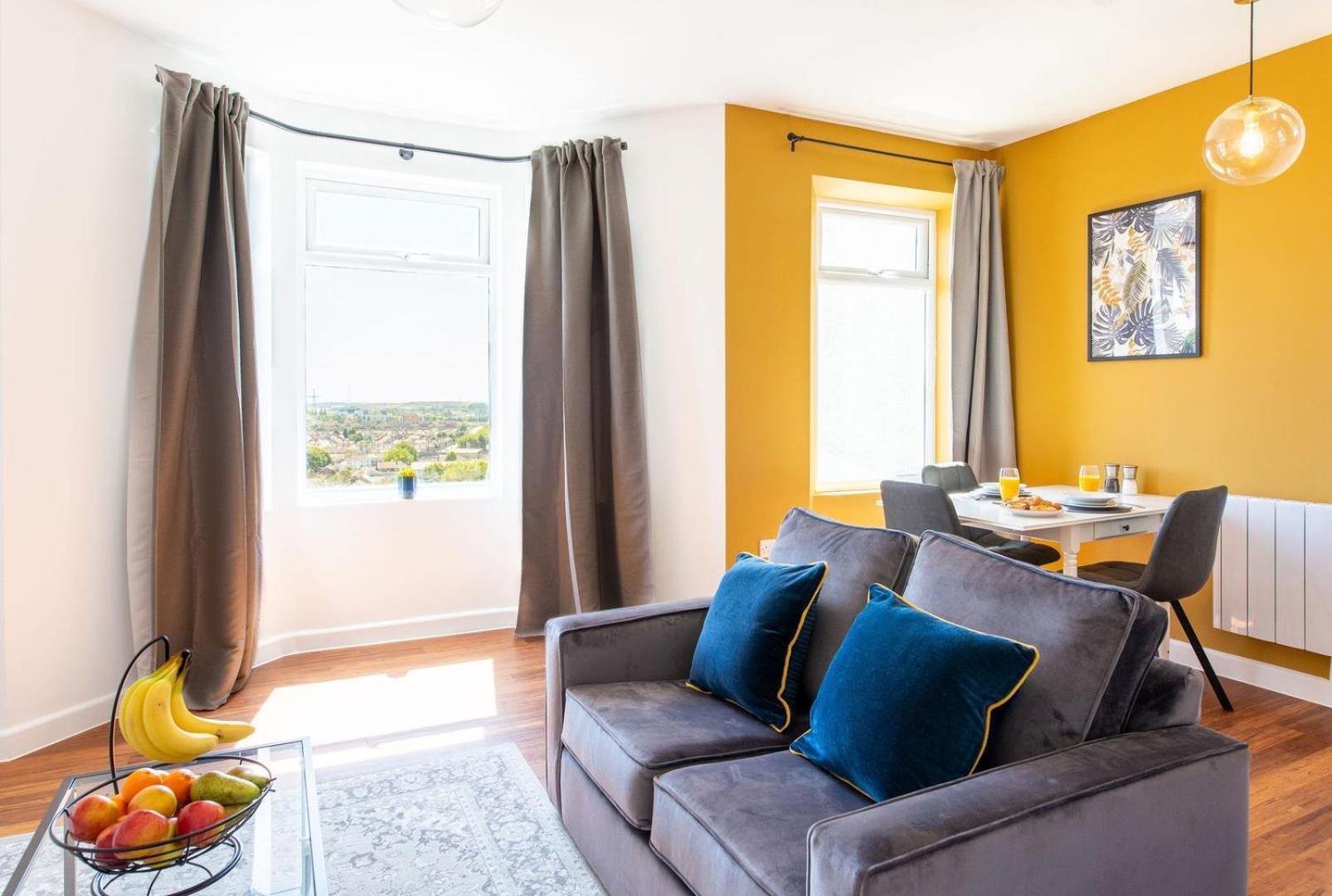 Studio Apartment With 65" Smart Tv Newport  Ngoại thất bức ảnh
