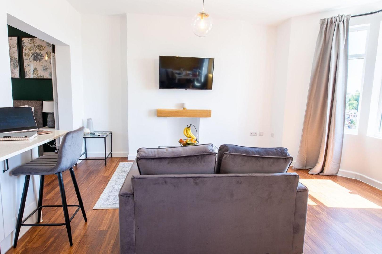 Studio Apartment With 65" Smart Tv Newport  Ngoại thất bức ảnh