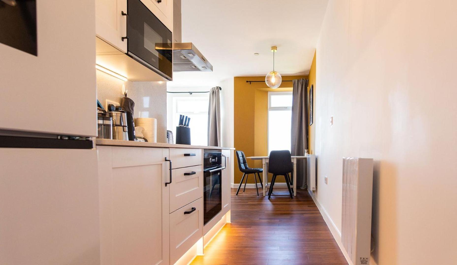 Studio Apartment With 65" Smart Tv Newport  Ngoại thất bức ảnh