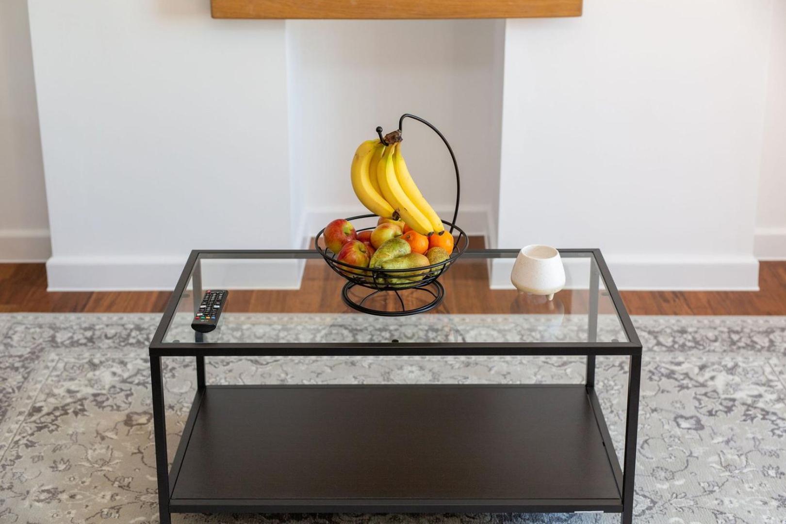 Studio Apartment With 65" Smart Tv Newport  Ngoại thất bức ảnh